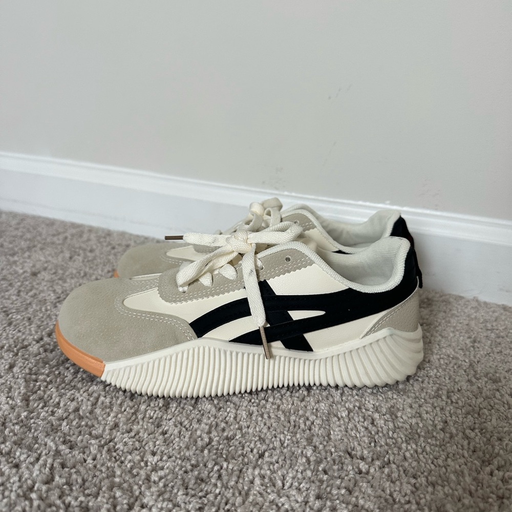 De Florance Women's Beige and Black Sneakers